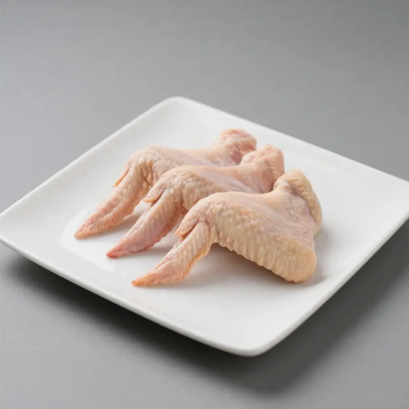 alas de pollo frescas crudas listas para cocinar al horno o fritas